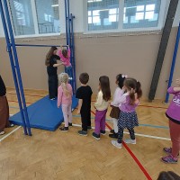 9. A hostila v tělocvičně děti ze školky