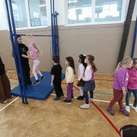 9. A hostila v tělocvičně děti ze školky