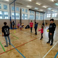 9. A hostila v tělocvičně děti ze školky