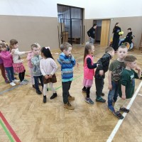 9. A hostila v tělocvičně děti ze školky