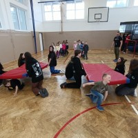 9. A hostila v tělocvičně děti ze školky