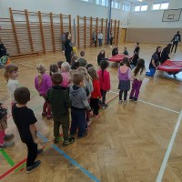 9. A hostila v tělocvičně děti ze školky