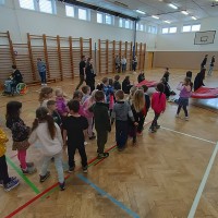 9. A hostila v tělocvičně děti ze školky