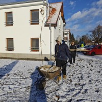Sázení dubů Na Pláni v Dubném (8.B)